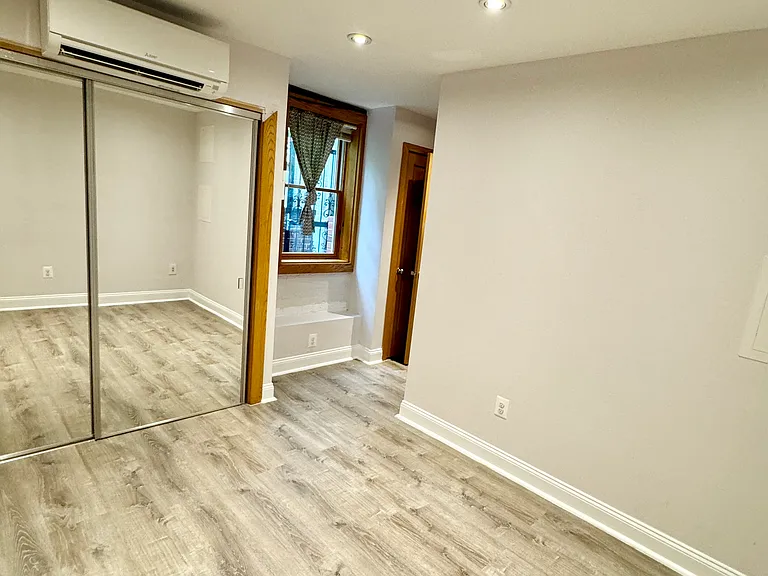Bedroom with no furniture - very big closet that covers the entire wall