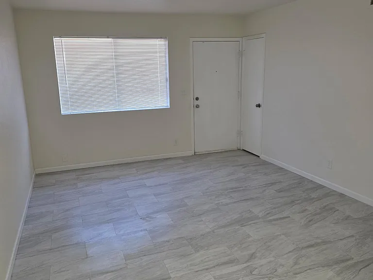 Living/dining room - nice new flooring