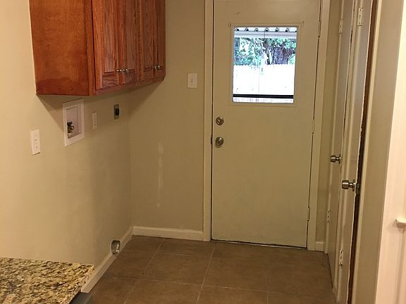 WASHER/DRYER HOOKUPS
PANTRY
WATERHEATER
