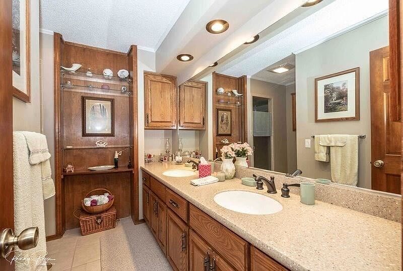 1st image of 33 Dalton Dr