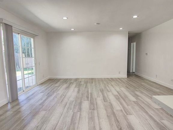 3rd image of 23909 Vanowen St