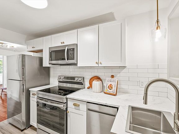 4th image of 143 N Elkin Ave APT 3