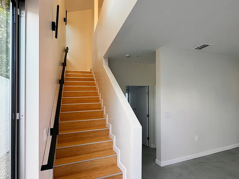 1210.5 Manzanita St — Photo 6