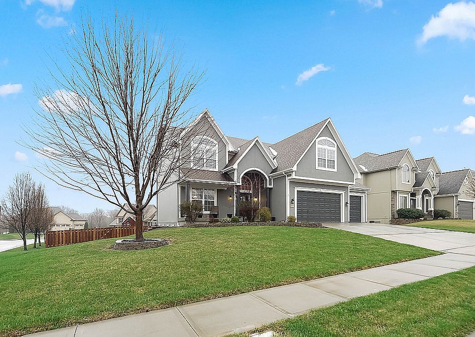 2nd image of 2825 NE Marywood Ln