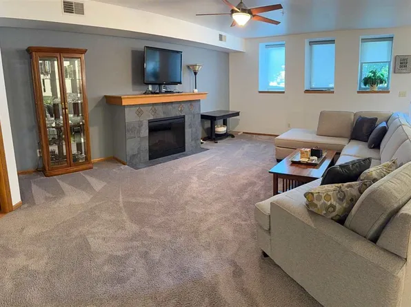 251 Vine St Unit 102, Riverside, IA 52327