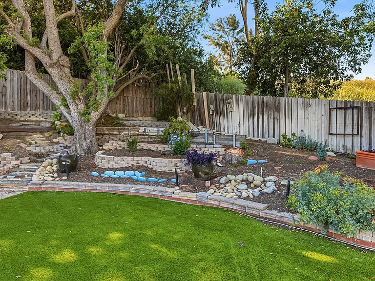 20305 Aetna St — Photo 32