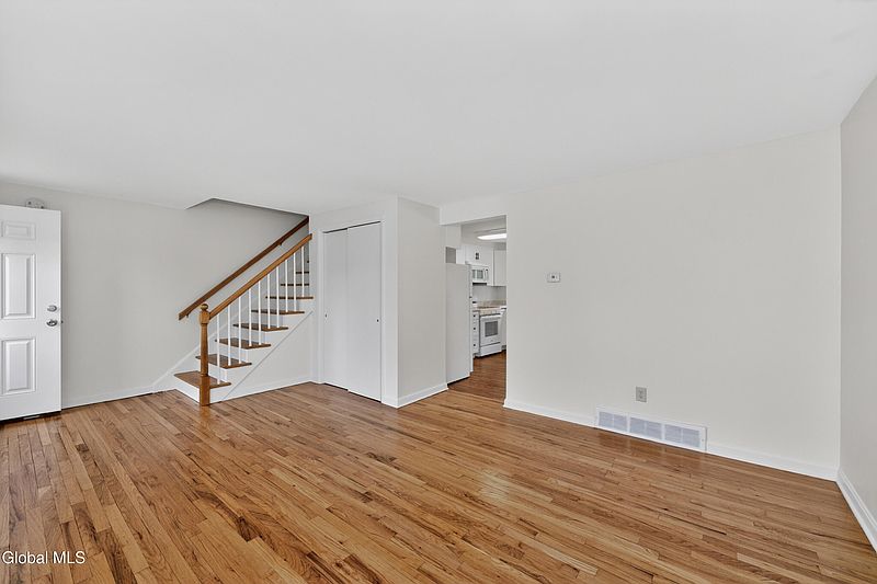 5th image of 30 Commodore Street