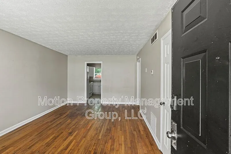 2 bed, 1.0 bath, 900 sqft, $1,200 — Photo 2