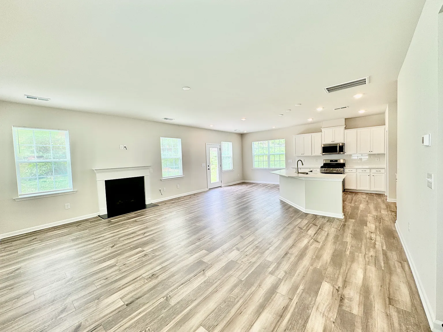 4 bed, 2.5 bath, 2169 sqft, $2,395 — Photo 2