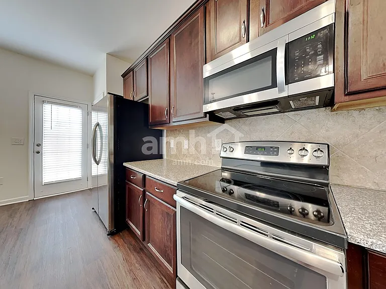 913 Bridlemine Dr — Photo 3