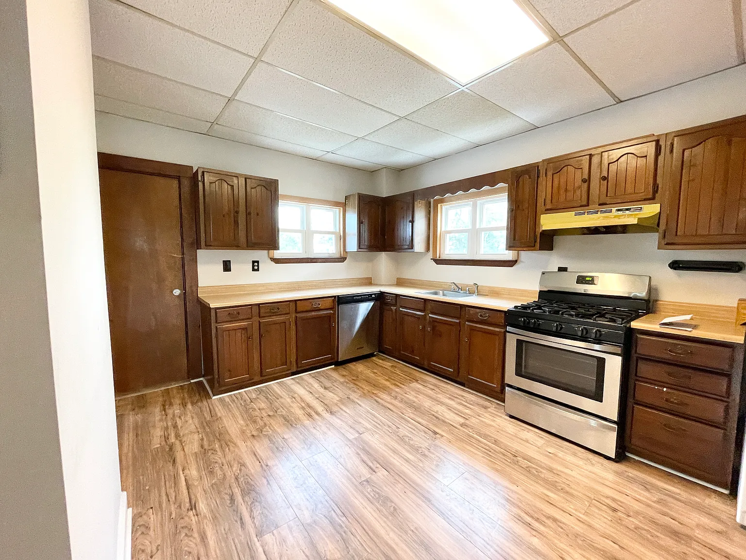 4 bed, 9999 sqft, $3,800 — Photo 2