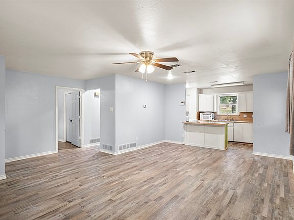 2nd image of 521 Hilltop Dr