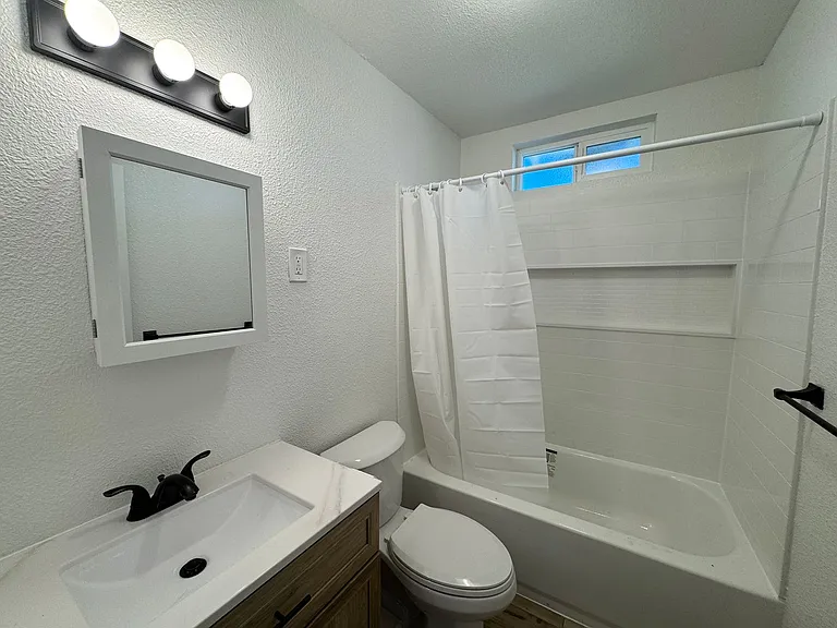 1129 Norton Ave — Photo 5