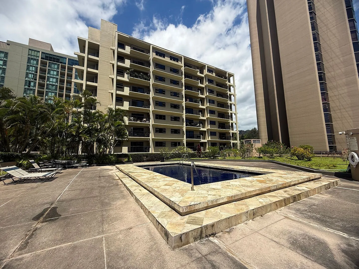 Studio/1ba/1 Pkg In Nuuanu Water/Sewer/Basic Cable & Wi-Fi Included! — Photo 1