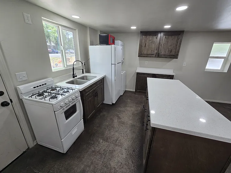 403 S Leroux St — Photo 5