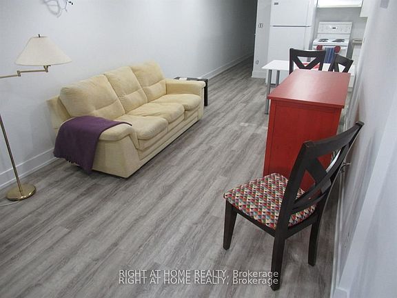 4th image of 272 Roxton Rd