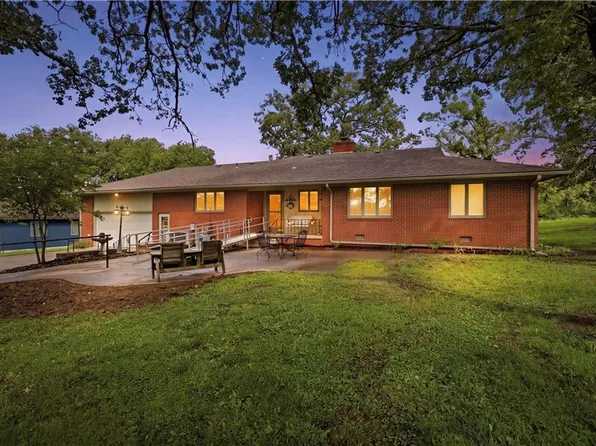 914 N 11th St, Neodesha, KS 66757