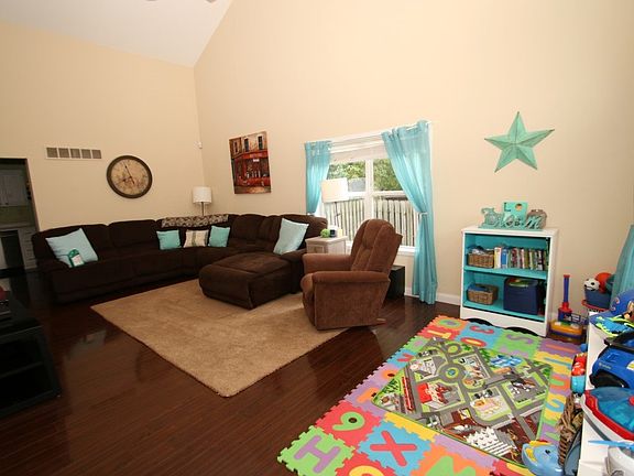 2nd image of 6463 Maeve Ln