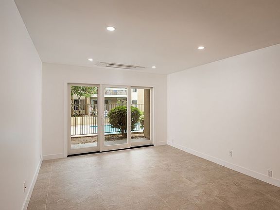 5th image of 4600 Lamont St #123