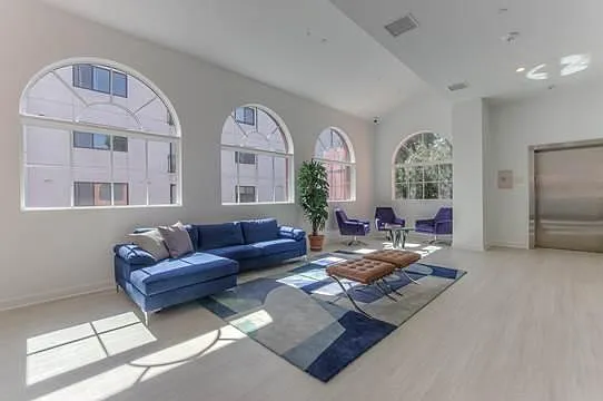 417 S. Barrington Avenue — Photo 22