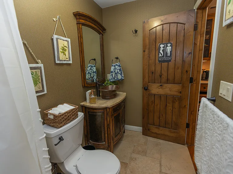 Edgewater Cir — Photo 32