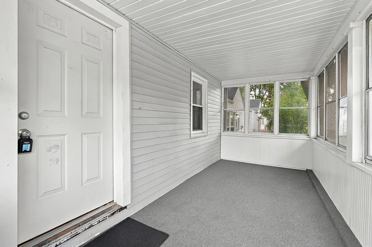 3 bed, 1102 sqft, $2,000 — Photo 2
