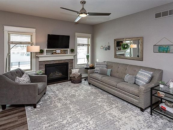 2nd image of 385 NW Autumn Crest Dr