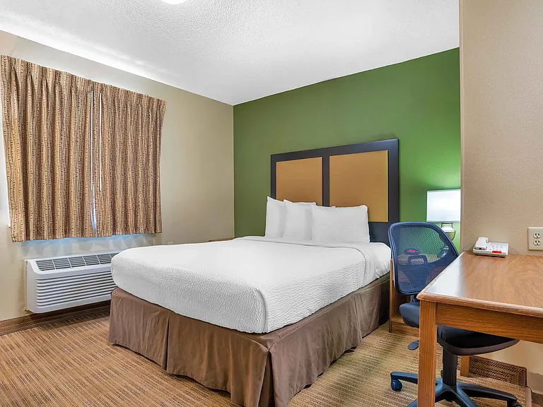 1 Bedroom Suite - 1 Queen Bed