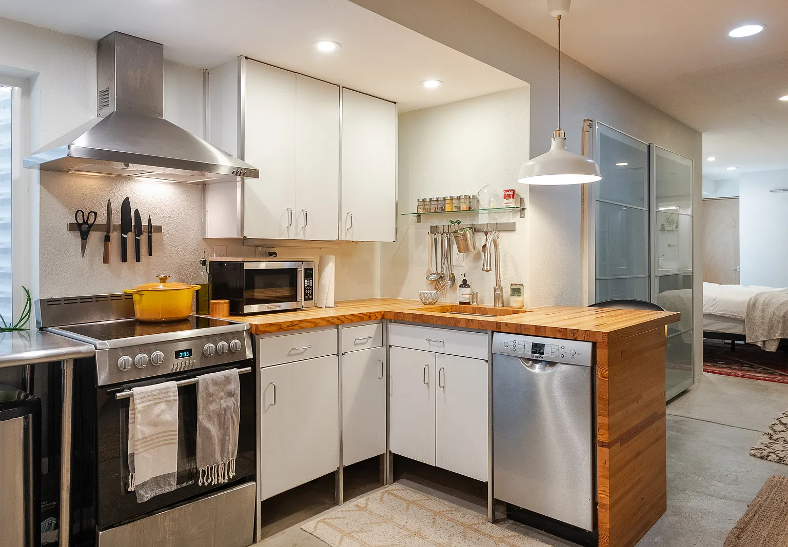 Studio, 800 sqft, $1,300 — Photo 2