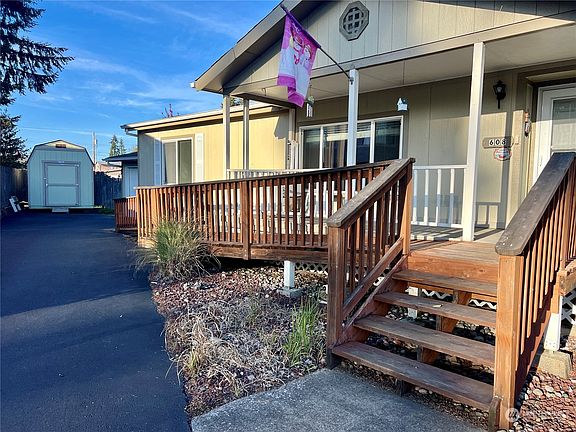 3rd image of 608 NE Northwood Court