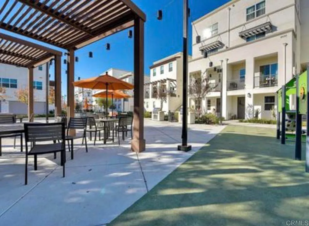 1 bed, 1.0 bath, 121 sqft, $1,100 — Photo 2