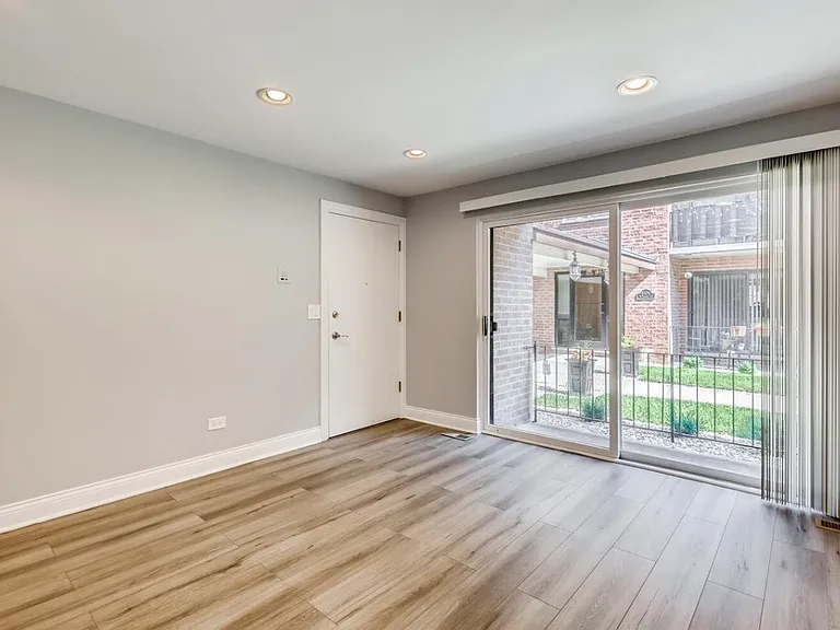8428 W Catalpa Ave #301 — Photo 7