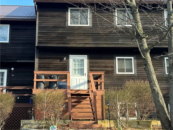 14 Pinewood Ln, Naples, NY 14512