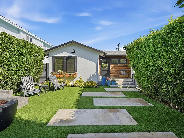 2219 Graham Ave — Photo 3