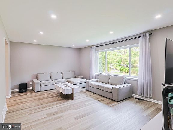 5th image of 1950 Valley Rd