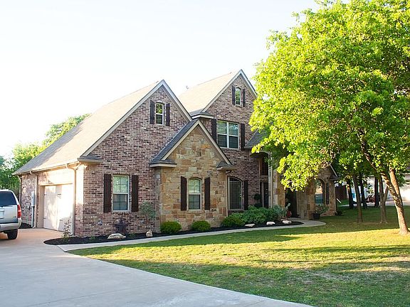 2nd image of 1075 Walking Horse Dr