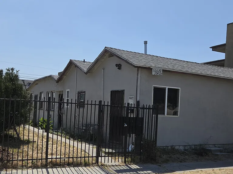 10420 S Broadway — Photo 1