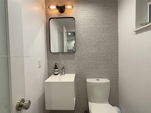 5th image of 100 Edgewater Dr APT 125