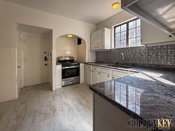 5th image of 16904 La Salle Ave #1
