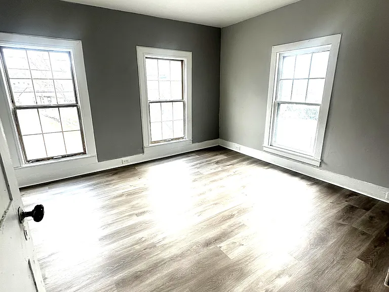 2025-2027 Wayne Ave — Photo 9