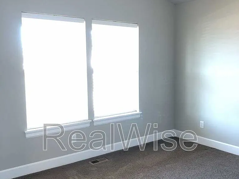474 NE Oak Ave — Photo 6