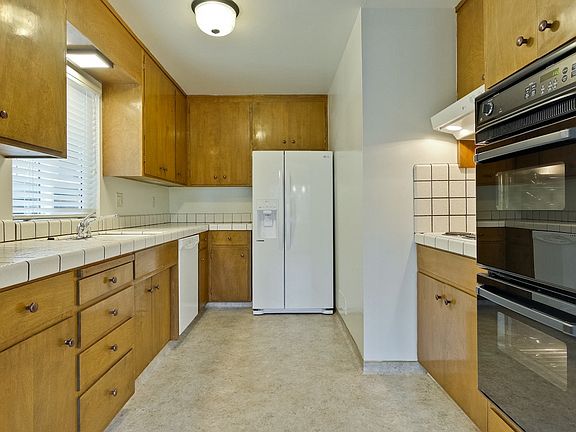 3rd image of 303 College Ave