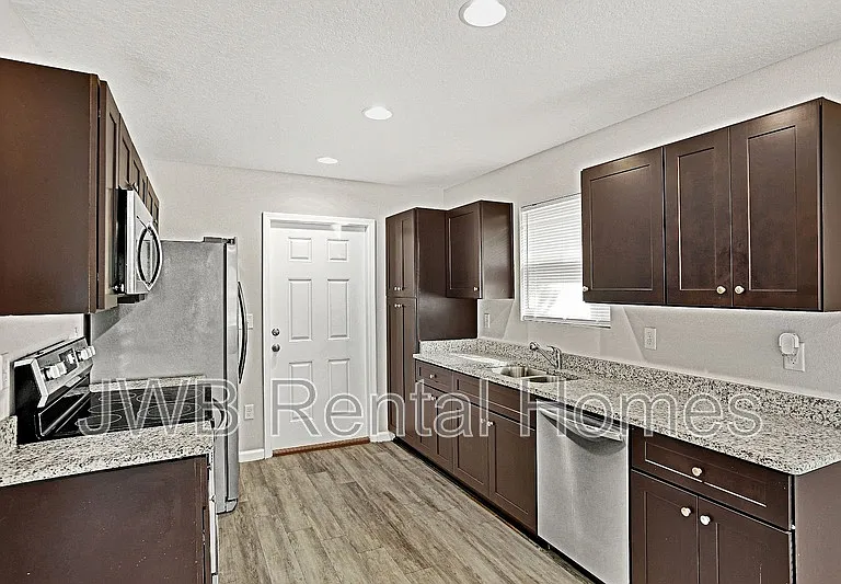 1419 McConihe St — Photo 2