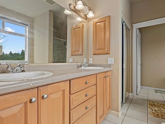 4th image of 320 32nd St #101