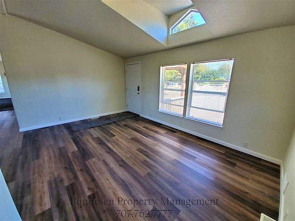 4th image of 2408 Magnolia Ave