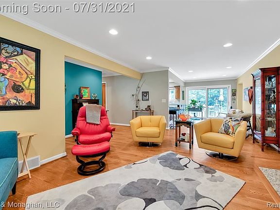 4th image of 561 Hollywood Ave