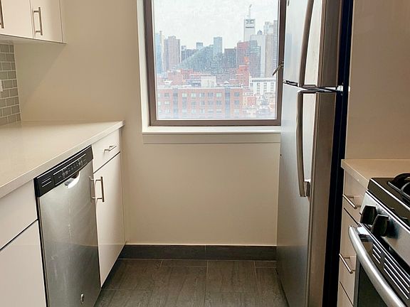 5th image of 520 W 43rd St APT 31C