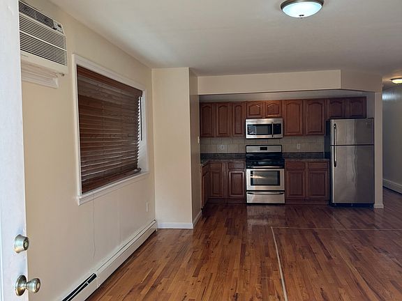 4th image of 847 E 226th St #1