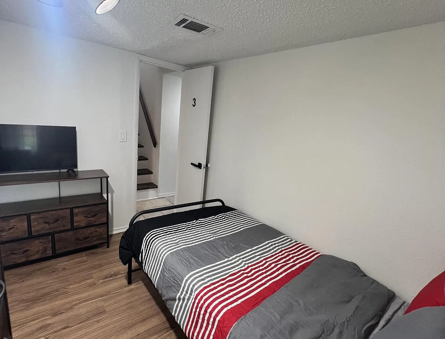 4 bed, 3.5 bath, 2484 sqft, $680 — Photo 2
