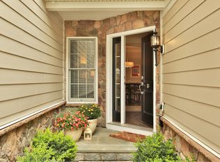 18 Dennis Ln, Pleasantville, NY 10570